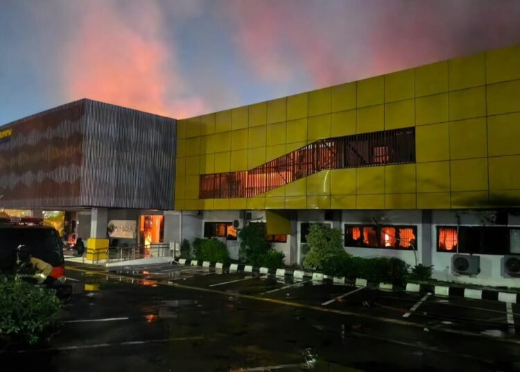 Wamen ATR/BPN Tinjau Kebakaran Kantah Karawang, Keselamatan dan Pemulihan Layanan Jadi Prioritas 46 WhatsApp Image 2026 10 15 at 05.43.16