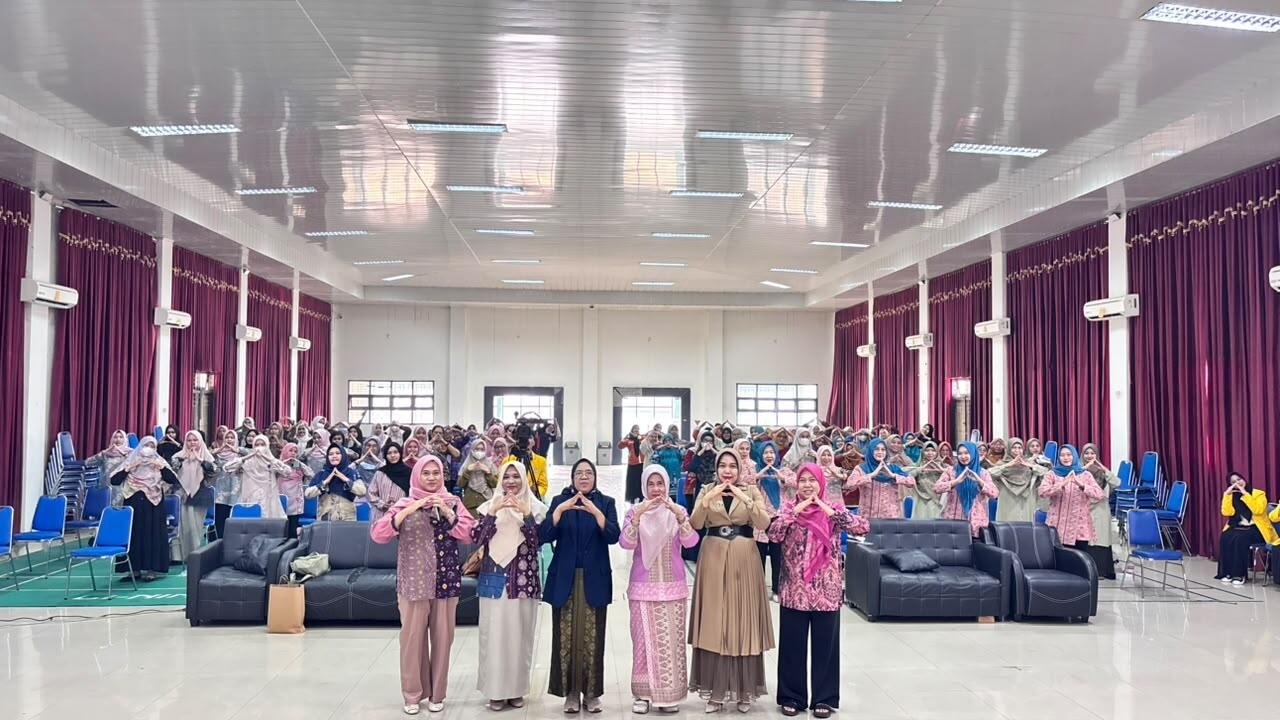 Demonstrasi Buku Cerita Digital Berbasis Edukasi Wisata Lokal untuk Revitalisasi Literasi Calistung Anak PAUD Menuju SDGs 4 di Kota Palembang 47 Foto bersama tim dosen Universitas Sriwijaya dan guru PAUD peserta kegiatan demonstrasi buku cerita digital berbasis edukasi wisata lokal di Kota Palembang.