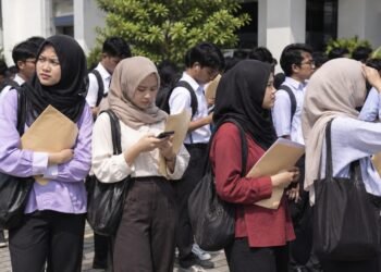 Ilustrasi pengangguran di Indonesia yang menggambarkan tantangan pencarian kerja, ketatnya persaingan, serta pentingnya pemerataan kesempatan kerja dalam meningkatkan kesejahteraan masyarakat. (Sumber:Generated AI)