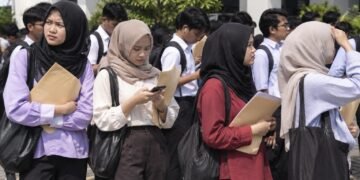Pengangguran Dalam Perpektif Sosial Ekonomi: Antara Usaha Dan Kesempatan 56 Ilustrasi pengangguran di Indonesia yang menggambarkan tantangan pencarian kerja, ketatnya persaingan, serta pentingnya pemerataan kesempatan kerja dalam meningkatkan kesejahteraan masyarakat. (Sumber:Generated AI)