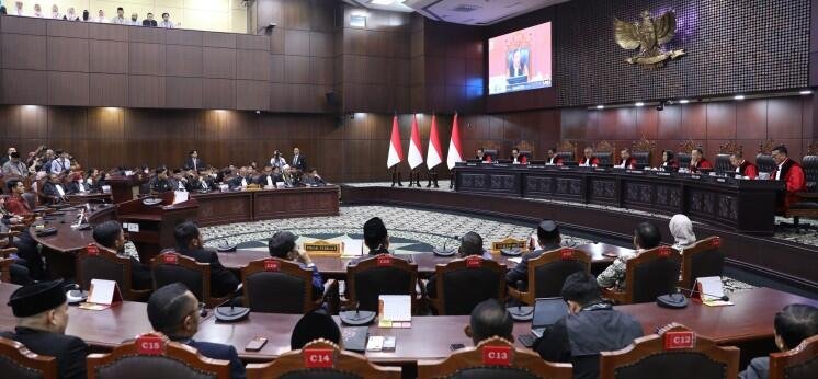 MK Tak Temukan Bukti Ijazah Gibran, Permohonan Tak Dapat Diterima 46 Mahkamah Konstitusi (MK) menyatakan tidak menemukan bukti yang meyakinkan bahwa Gibran Rakabuming Raka memiliki ijazah pendidikan di luar negeri. (Foto: Dok MK)