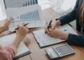 Ilustrasi pengelolaan keuangan perusahaan yang berperan dalam menjaga kestabilan, mengendalikan biaya, serta mendukung pengambilan keputusan bisnis dan investasi. (Sumber: Pegadaian.co.id).