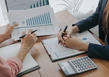 Ilustrasi pengelolaan keuangan perusahaan yang berperan dalam menjaga kestabilan, mengendalikan biaya, serta mendukung pengambilan keputusan bisnis dan investasi. (Sumber: Pegadaian.co.id).