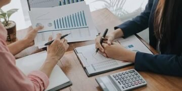 Ilustrasi pengelolaan keuangan perusahaan yang berperan dalam menjaga kestabilan, mengendalikan biaya, serta mendukung pengambilan keputusan bisnis dan investasi. (Sumber: Pegadaian.co.id).