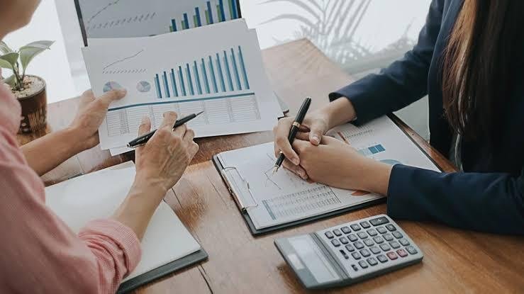 Ilustrasi pengelolaan keuangan perusahaan yang berperan dalam menjaga kestabilan, mengendalikan biaya, serta mendukung pengambilan keputusan bisnis dan investasi. (Sumber: Pegadaian.co.id).