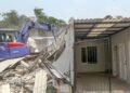 Petugas menggunakan alat berat membongkar bangunan di Lapas Kelas IIA Cibinong, Kabupaten Bogor, Jawa Barat, Rabu (30/9/2026). Komisi XIII DPR RI bersama Kementerian Imigrasi dan Pemasyarakatan membongkar 10 bangunan tidak berizin setelah meninjau langsung lapas tersebut. (Foto: ANTARA/M Fikri Setiawan)