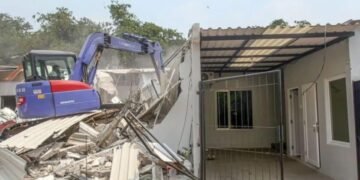 Kemenimipas Bongkar 10 Fasilitas "Apartemen" di Lapas Cibinong 1 Petugas menggunakan alat berat membongkar bangunan di Lapas Kelas IIA Cibinong, Kabupaten Bogor, Jawa Barat, Rabu (30/9/2026). Komisi XIII DPR RI bersama Kementerian Imigrasi dan Pemasyarakatan membongkar 10 bangunan tidak berizin setelah meninjau langsung lapas tersebut. (Foto: ANTARA/M Fikri Setiawan)