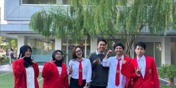 Mahasiswa Ilmu Komunikasi Untag Surabaya Gagas Aktifitas Perkuliahan di Tengah Isue Buruk Pemerintah Indonesia 2026 57 Mahasiswa Ilmu Komunikasi foto bersama didepan gedung rektorat