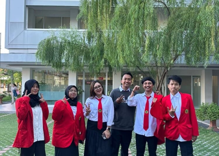 Mahasiswa Ilmu Komunikasi Untag Surabaya Gagas Aktifitas Perkuliahan di Tengah Isue Buruk Pemerintah Indonesia 2026 46 Foto bersama didepan gedung rektorat