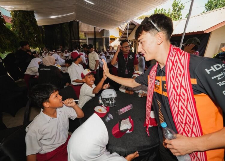 Lima Pebalap Moto2 dan Moto3 Ajak Siswa Mandalika Berani Bermimpi ke Panggung Dunia 46 Lima pembalap Moto2 dan Moto3 berbagi pengalaman dan inspirasi kepada siswa SD Negeri 2 Kuta Mandalika, Kabupaten Lombok Tengah, Nusa Tenggara Barat (NTB), Kamis (8/10/2026), menjelang gelaran Pertamina Grand Prix of Indonesia 2026./Foto Istimewa