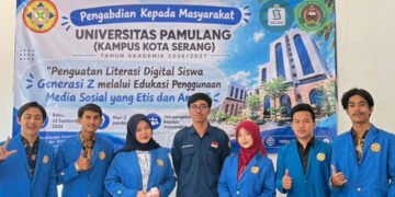 Tim mahasiswa Universitas Pamulang Kampus Kota Serang berfoto bersama usai melaksanakan kegiatan Pengabdian Kepada Masyarakat di MAN 2 Pandeglang dengan tema penguatan literasi digital dan penggunaan media sosial yang etis dan aman, Rabu (23/9/2026)