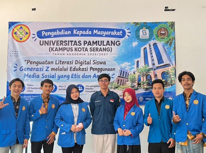 Tim mahasiswa Universitas Pamulang Kampus Kota Serang berfoto bersama usai melaksanakan kegiatan Pengabdian Kepada Masyarakat di MAN 2 Pandeglang dengan tema penguatan literasi digital dan penggunaan media sosial yang etis dan aman, Rabu (23/9/2026)