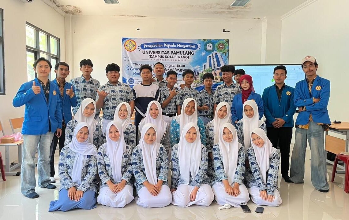 Mahasiswa Universitas Pamulang Kampus Kota Serang bersama siswa MAN 2 Pandeglang dalam kegiatan edukasi literasi digital mengenai penggunaan media sosial yang etis dan aman.
